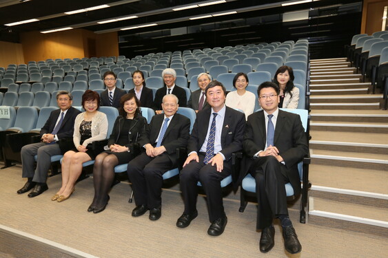 A group photo of Mr. Lau Chor Tak, his family, Prof. Joseph J.Y. Sung, (front row, 1st right) Prof. Terence Chong, Executive Director of IGEF, (back row, 3rd right) Prof. Prof. Liu Pak Wai, Research Professor of IGEF, (back row, 3rd left) Prof. Joseph Yam, Distinguished Research Fellow of IGEF, and CUHK members in the Lau Chor Tak Lecture Theatre.